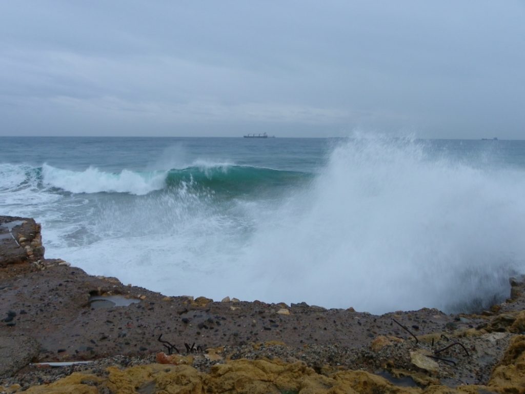 Imatge d'arxiu d'un temporal de mar a la punta del Miracle de Tarragona, el passat desembre. Foto: Romà Rofes / Tarragona21.cat