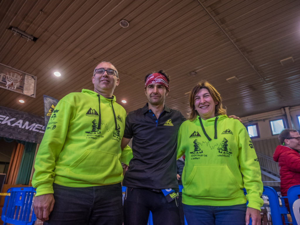 El guanyador, acompanyat per la regidora d'Esports, Cristina Borràs; i pel director de la cursa, Conrad Solé. Foto: Jordi Santacana