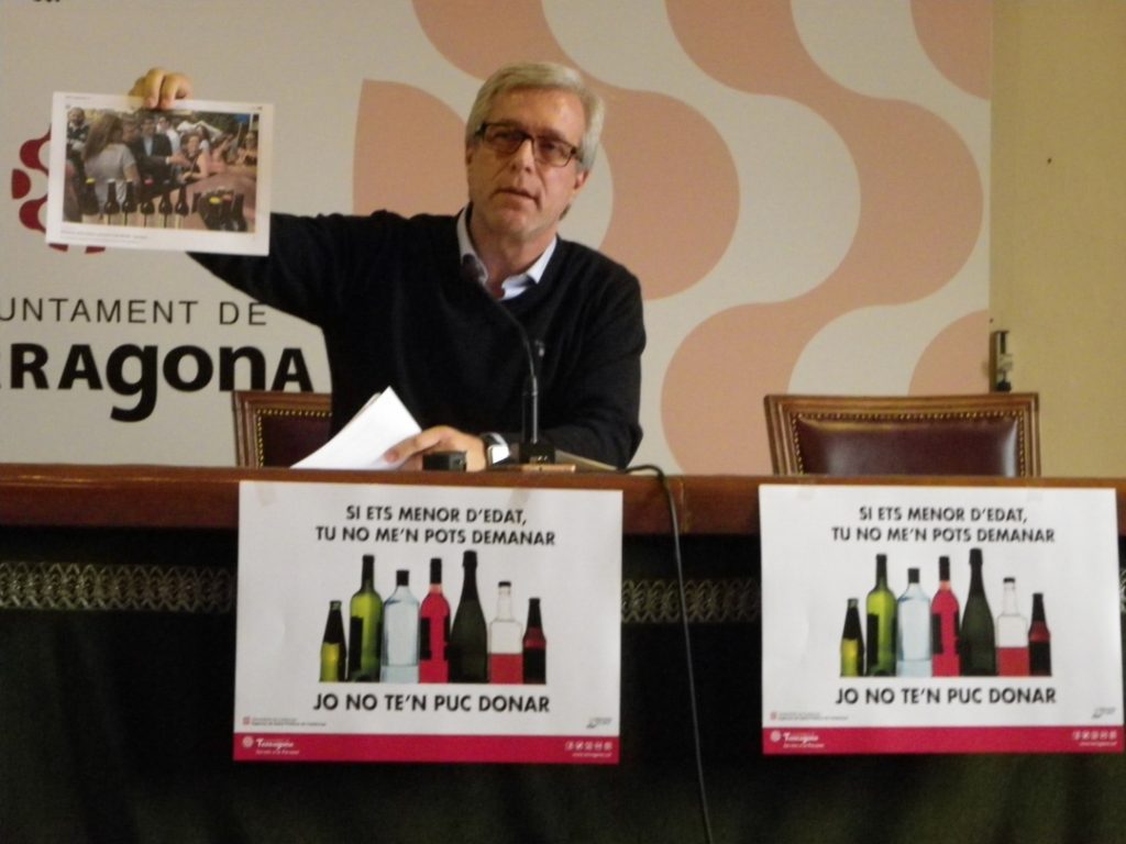 L'alcalde, Josep Fèlix Ballesteros, ensenya una foto de Puigdemont inaugurant una fira de cerveses artesanals. Foto: Romà Rofes / Tarragona21.cat