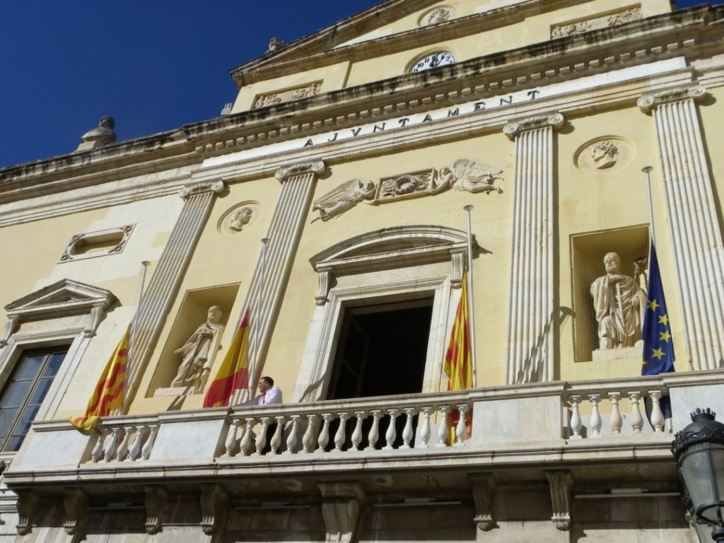 Les banderes hissades a mig pal a la façana de l'Ajuntament de Tarragona. Foto: Romà Rofes / Tarragona21.cat