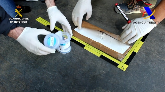 Es van trobar 292 làmines com aquesta amagades al cartró de la base de les caixes. Foto: Guàrdia Civil
