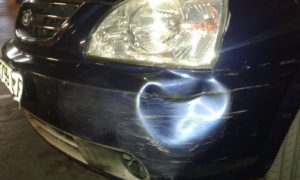 Estat en què va quedar un cotxe després d'envestir un senglar a la carretera Reus-Cambrils. Foto: Cedida