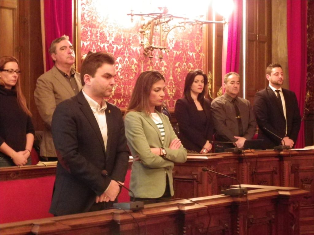 Els regidors del PP Josep Acero i Immaculada Rodríguez, durant el minut de silenci. Foto: Romà Rofes / Tarragona21.cat