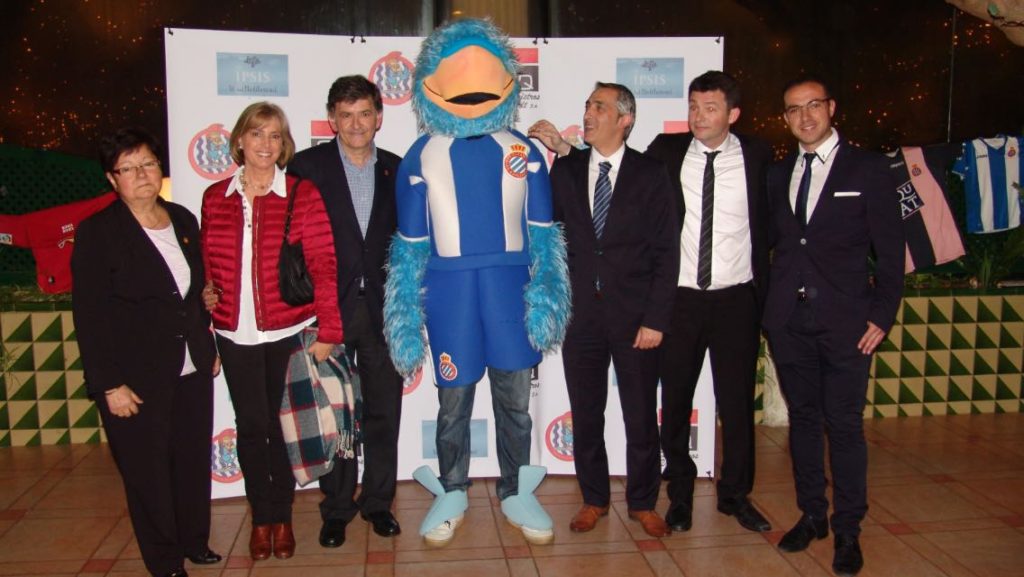 La mascota de l'Espanyol va participar en la inauguració de la penya. Foto: Cedida