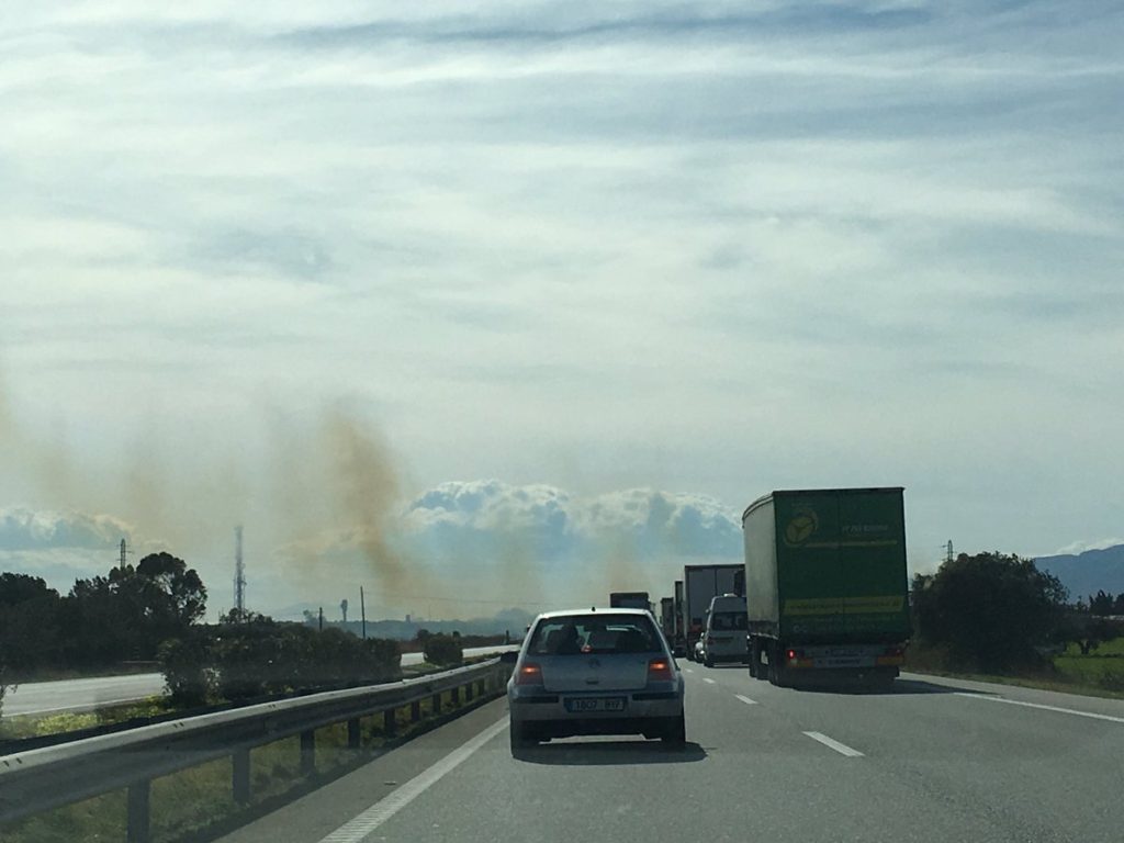 Imatge de l'incendi vist des de l'autopista. Foto: @annafenoy