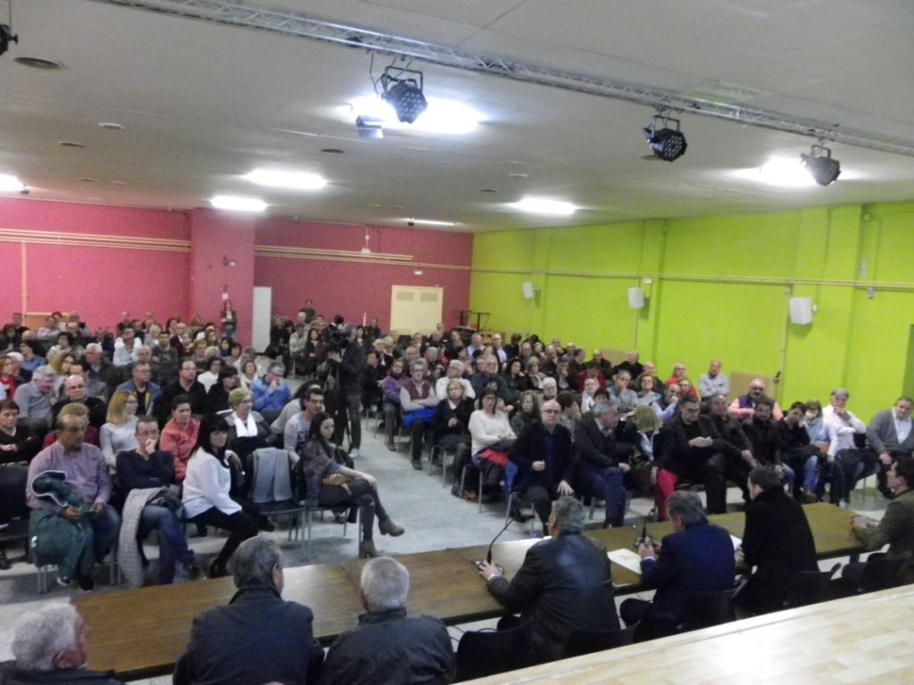 La reunió informativa ha congregat més de 200 persones a l'escola de La Canonja. Foto: Romà Rofes / Tarragona21.cat