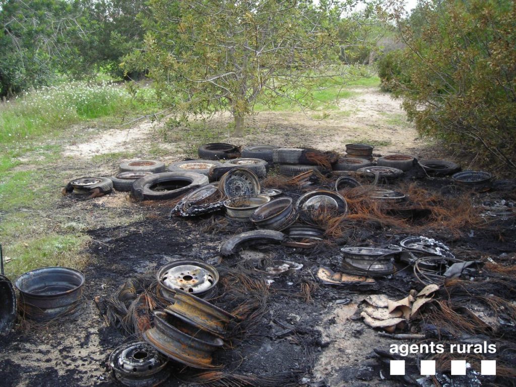 Crema un abocador il·legal de pneumàtics a La Secuita. Foto: Agents Rurals