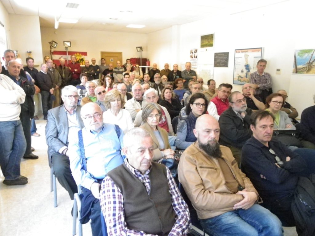 Un centenar de veïns de La Móra-Tamarit han assistit a la reunió. Foto: Romà Rofes / Tarragona21.cat