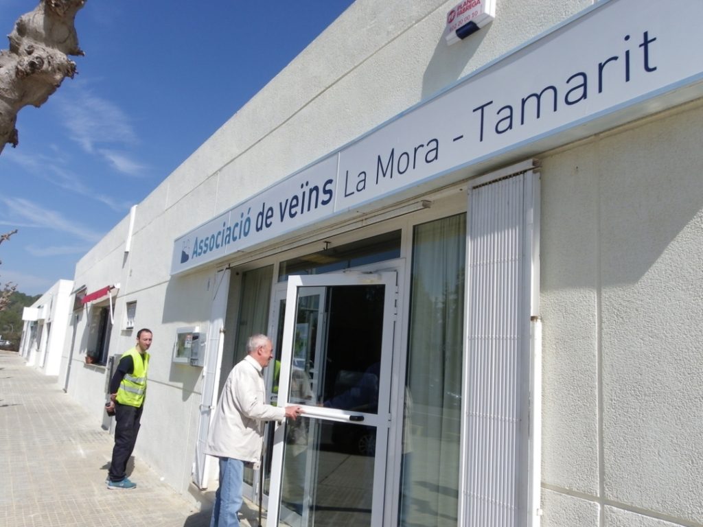Exterior del local de l'Associació de Veïns La Mora-Tamarit. Foto: Romà Rofes / Tarragona21.cat