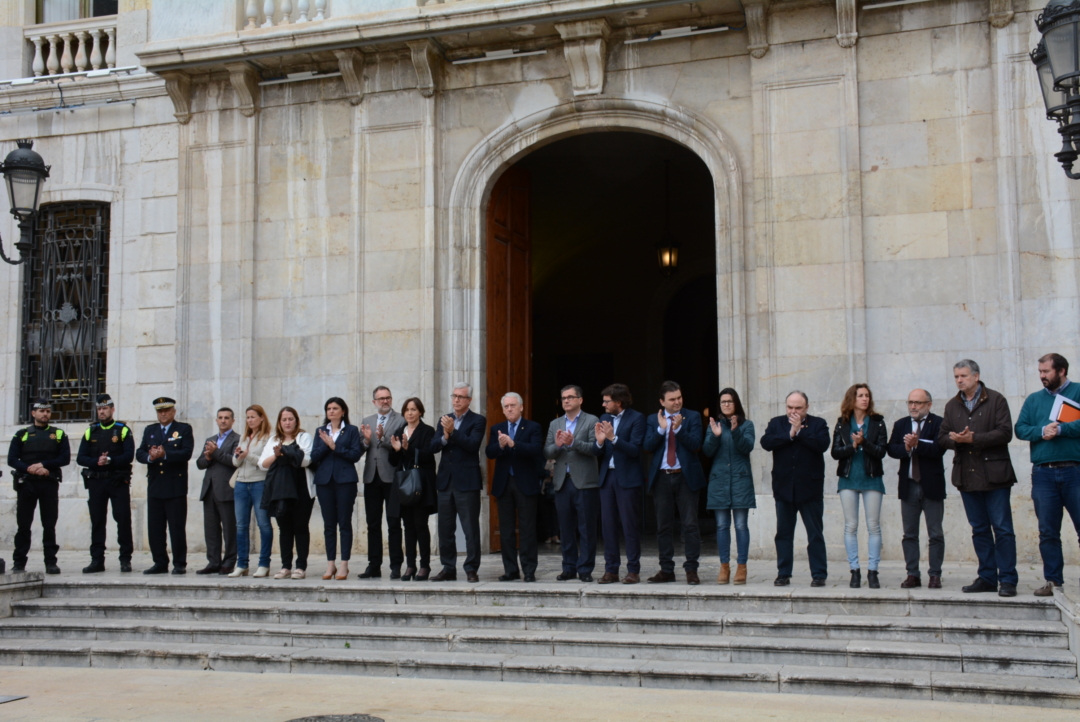 Minut de silenci davant de l'Ajuntament de Tarragona. Foto: Cedida