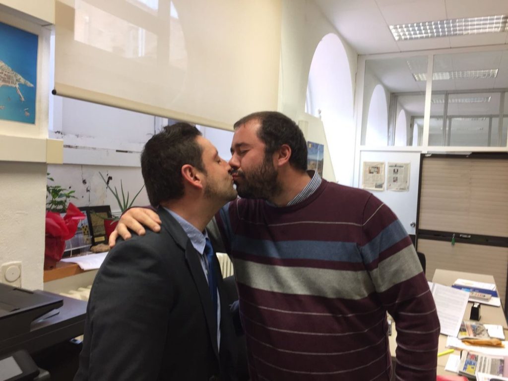 Els regidors Rubén Viñuales (Ciutadans) i Xavier Puig (ERC) es fan un peto a l'Ajuntament. Foto: Twitter