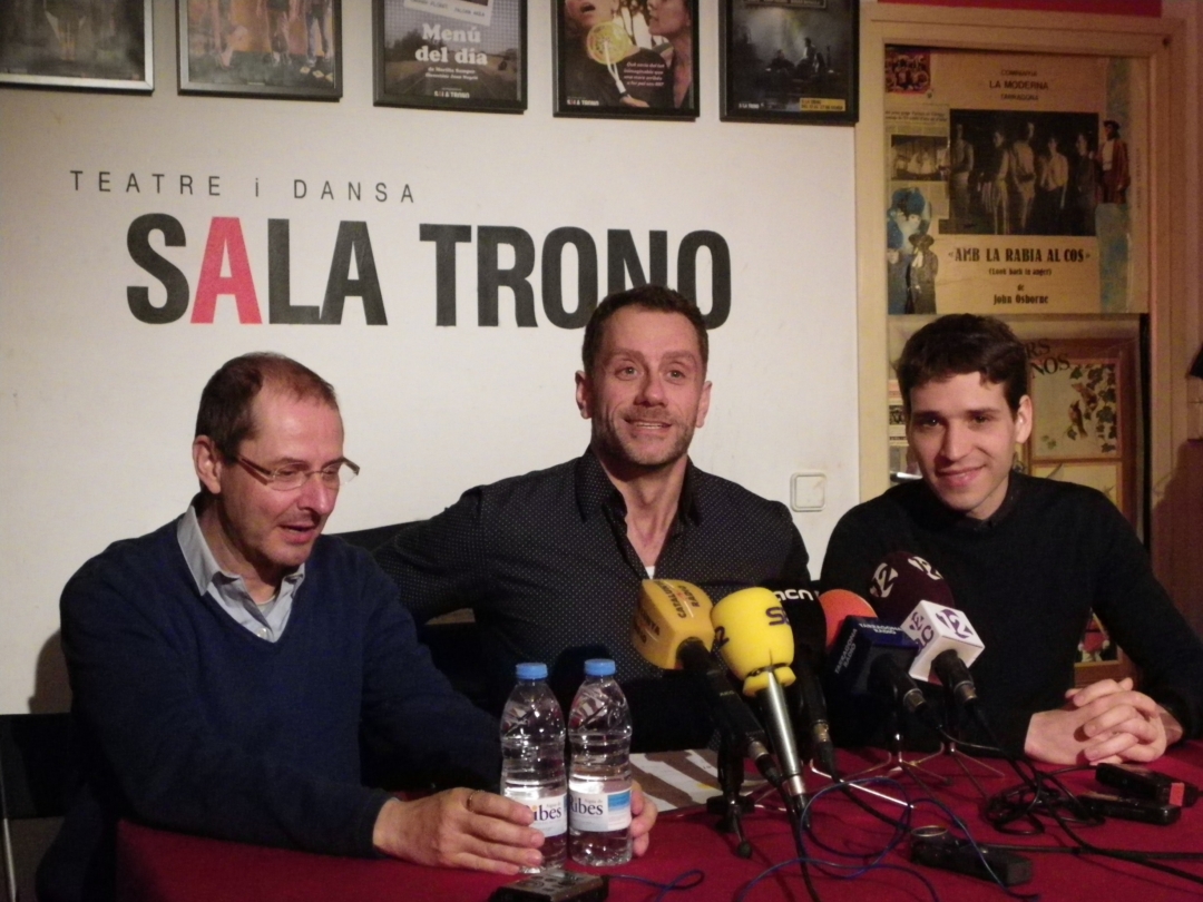 Els actors Oriol Grau i Pau Ferran, i al mig el director de la sala, Joan Negrié. Foto: Romà Rofes / Tarragona21.cat