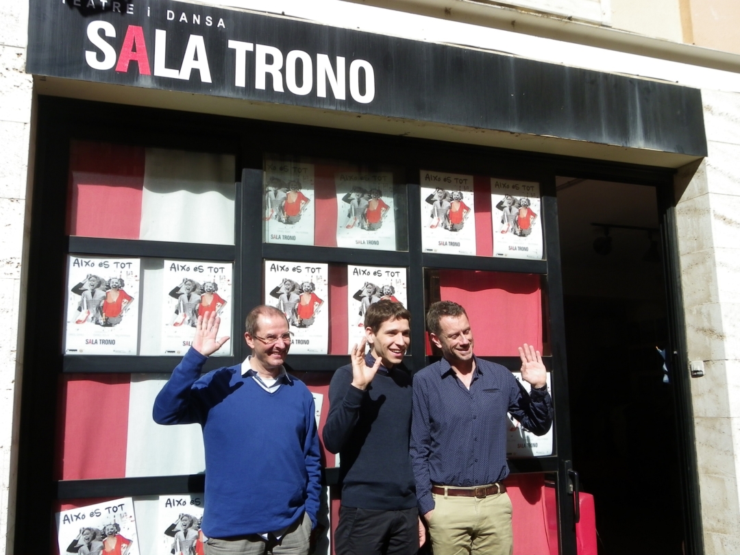 El director i els actors d''Això és tot' s'acomiaden a l'entrada de la sala. Foto: Romà Rofes / Tarragona21.cat