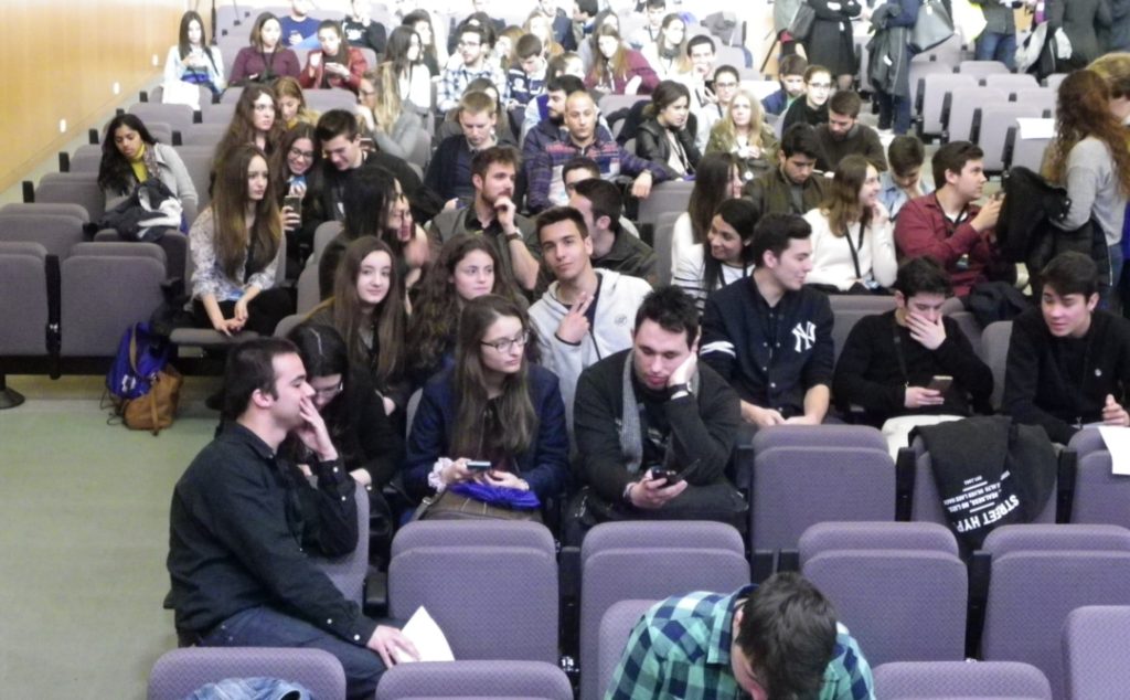 Els participants esperen l'inici de la sessió. Foto: Romà Rofes / Tarragona21.cat