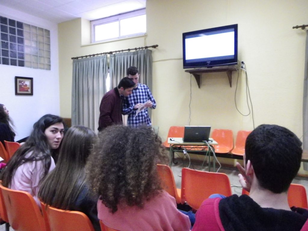 Uns alumnes preparant-se per presentar un treball de recerca en una de les aules del Complex Educatiu. Foto: Romà Rofes / Tarragona21.cat