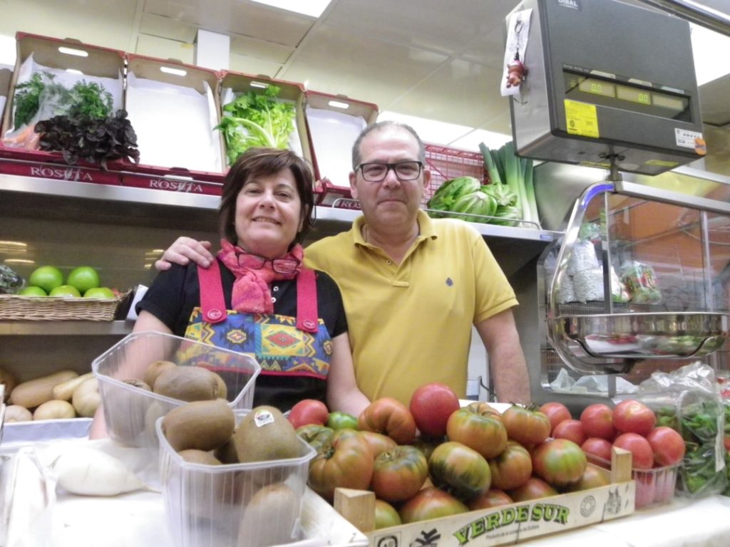 El Marcel Guiu i la seva dona regenten la parada de fruita i verdura Patró. Foto: Romà Rofes / Tarragona21.cat