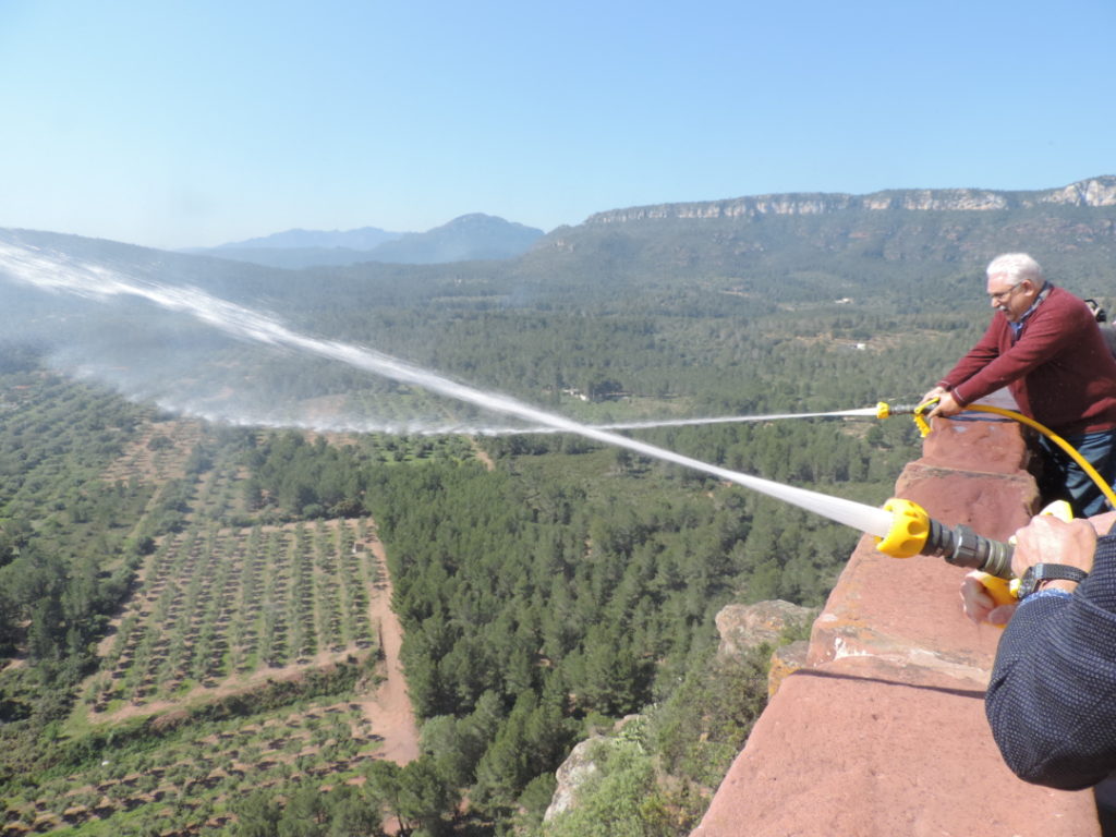 El regidor de Medi Ambient i Salut Pública, Josep Maria Gairal, provant el nou equip d’extinció d’incendis.El regidor de Medi Ambient i Salut Pública, Josep Maria Gairal, provant el nou equip d’extinció d’incendis.