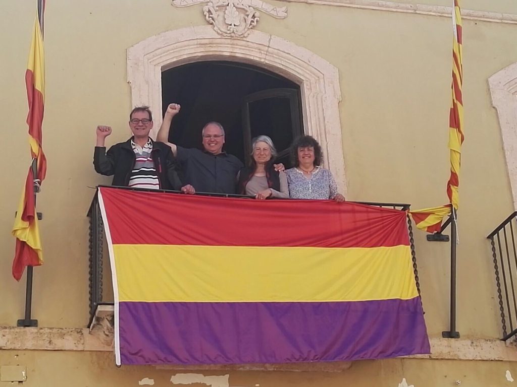 L'alcalde d'Altafulla, Fèlix Alonso (segon per l'esquerra), penjant la bandera al balcó. Foto: Twitter
