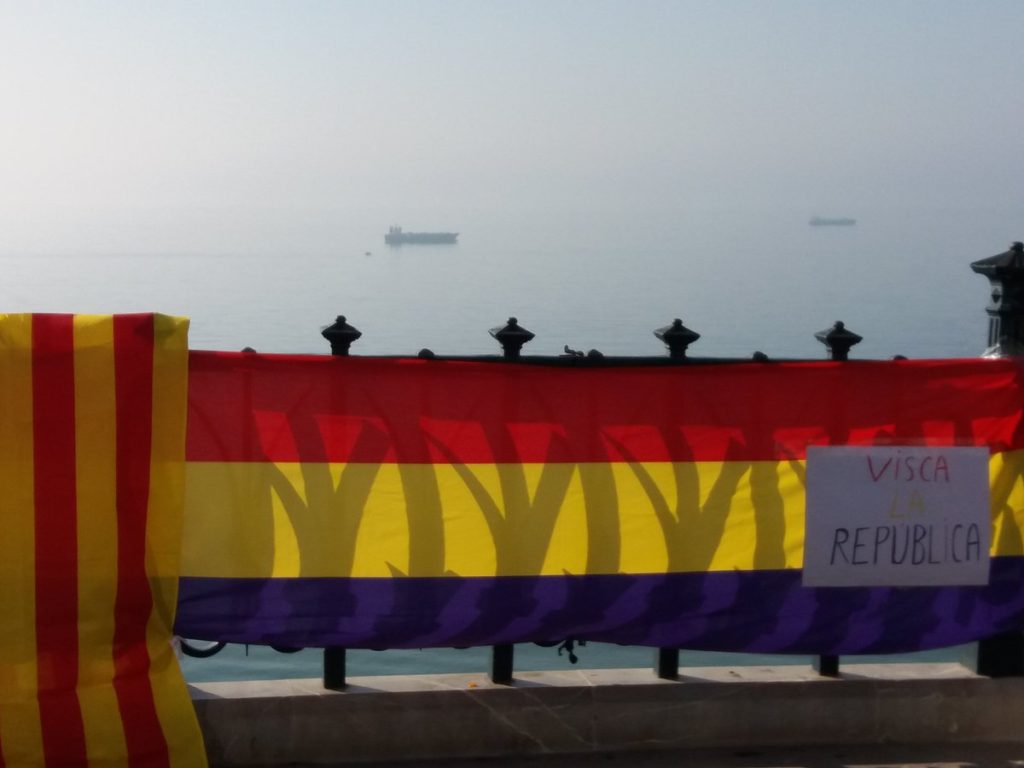 La bandera republicana llueix aquest matí al Balcó del Mediterrani. Foto: Twitter