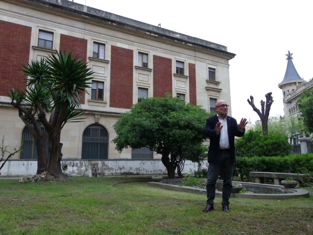 El regidor responsable del projecte del Banc d'Espanya, Francesc Roca, al jardí de l'edifici. Foto: Romà Rofes / Tarragona21.cat
