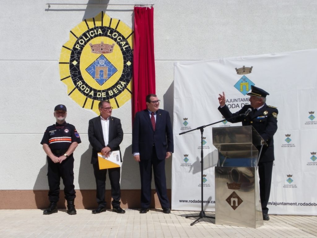 El cap de la Policia Local assenyala l'escut que hi ha a la façana, un trencadís obra de Baltasar Virgili. Foto: Romà Rofes / Tarragona21.cat