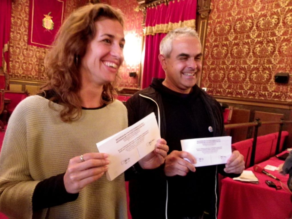 Els regidors de la CUP Laia Estrada i Jordi Martí, amb les butlletes objecte de la multa. Foto: Tarragona21.cat