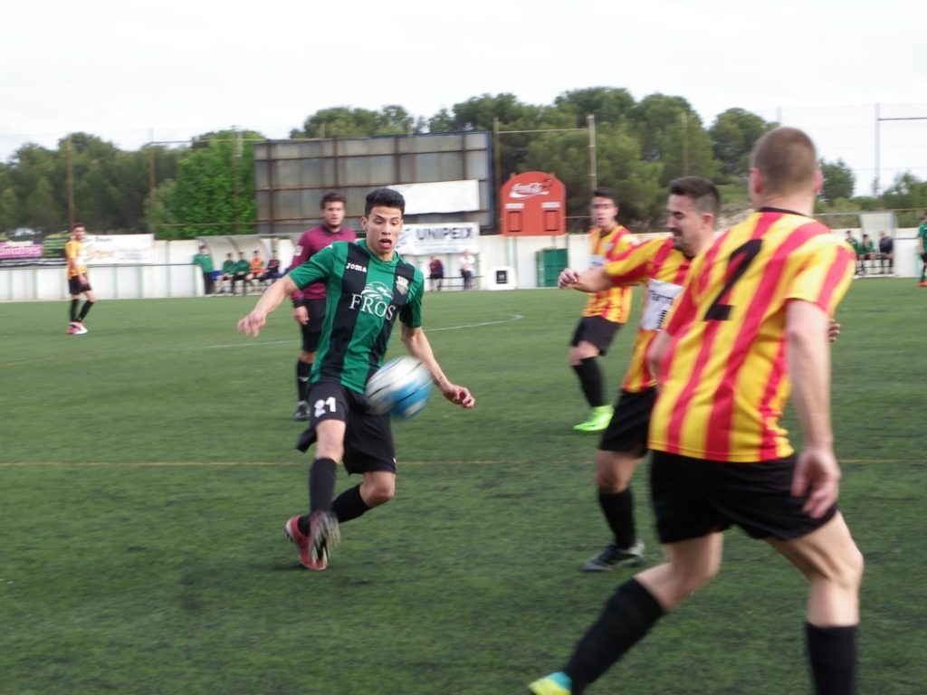 Un jugador verd-i-negre intenta controlar una pilota davant la defensa del Bonavista. Foto: Romà Rofes / Tarragona21.cat