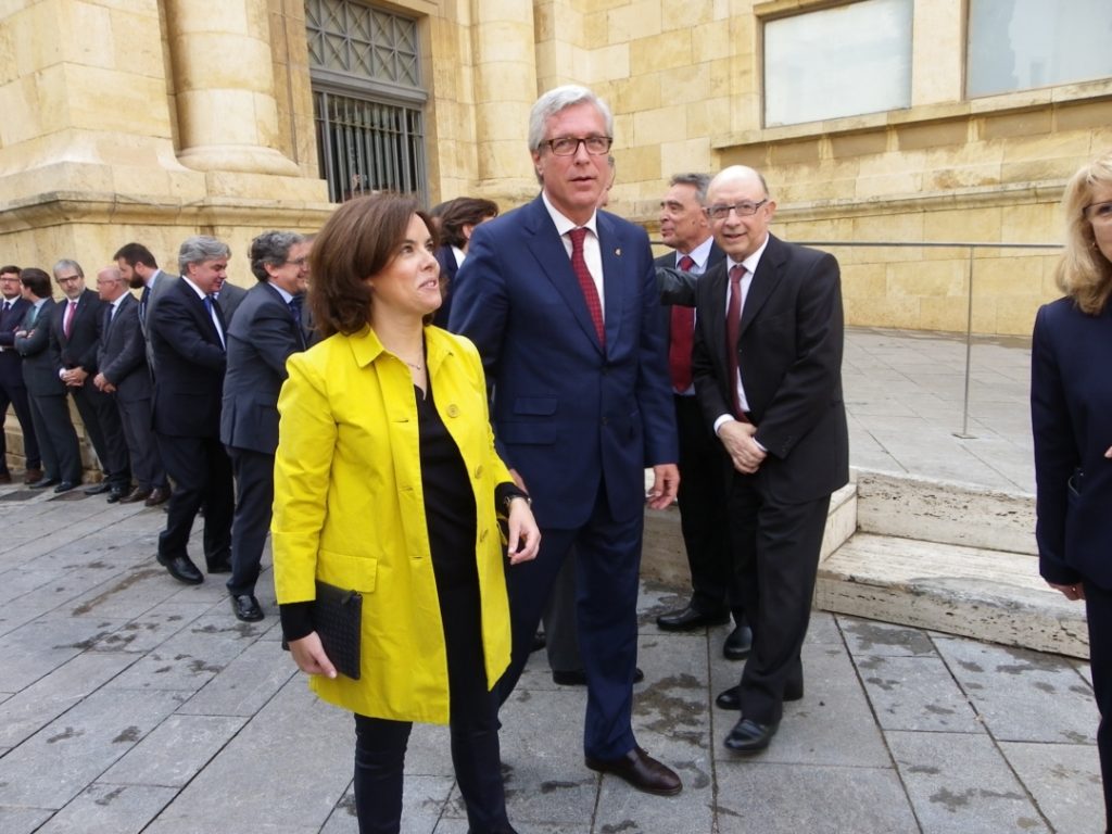 L'alcalde, Josep Fèlix Ballesteros, rep la vicepresidenta del govern de l'Estat davant del Pretori. Foto: Tarragona21.cat