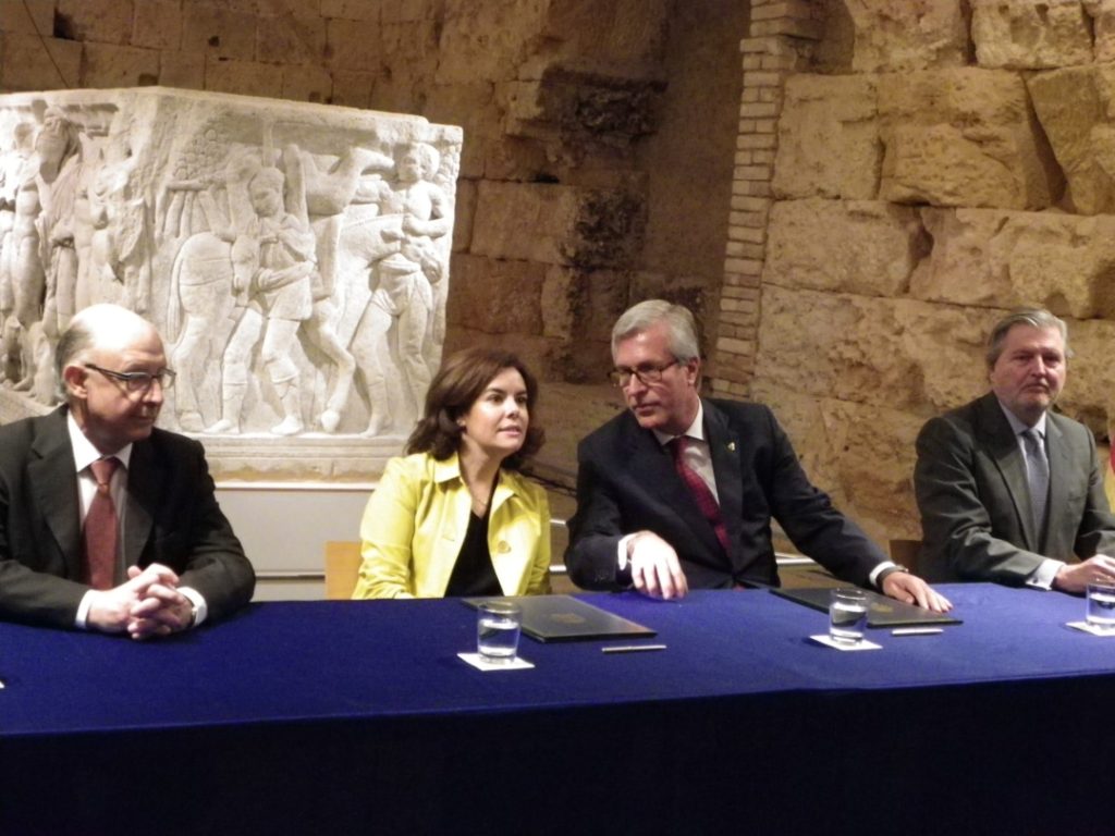 Moment de la signatura del conveni, acompanats pels ministres Montoro i Méndez de Vigo. Foto: Tarragona21.cat