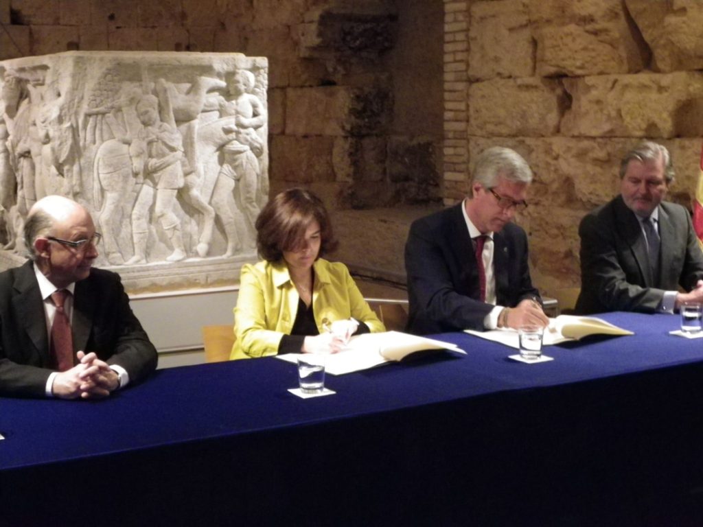L'acte formal de la signatura del conveni, aquest matí a la sala del sarcòfag d'Hipòlit al Pretori. Foto: Romà Rofes / Tarragona21.cat