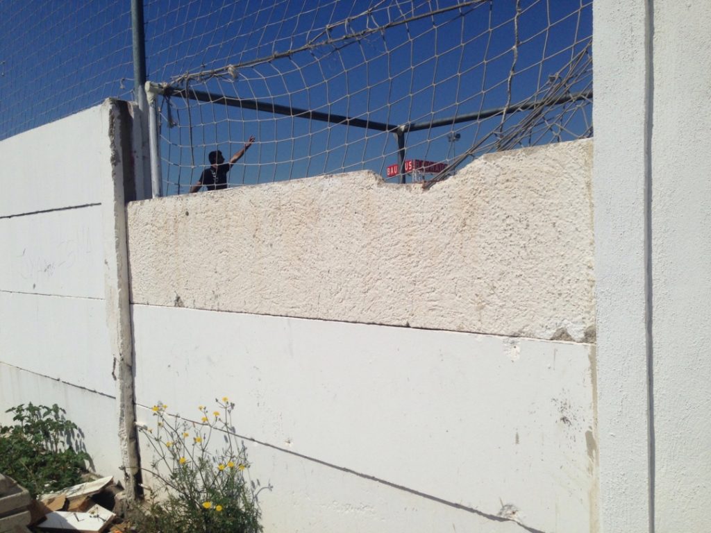 Un tram del mur perimetral del Camp de Futbol de la Floresta. Foto: Cedida