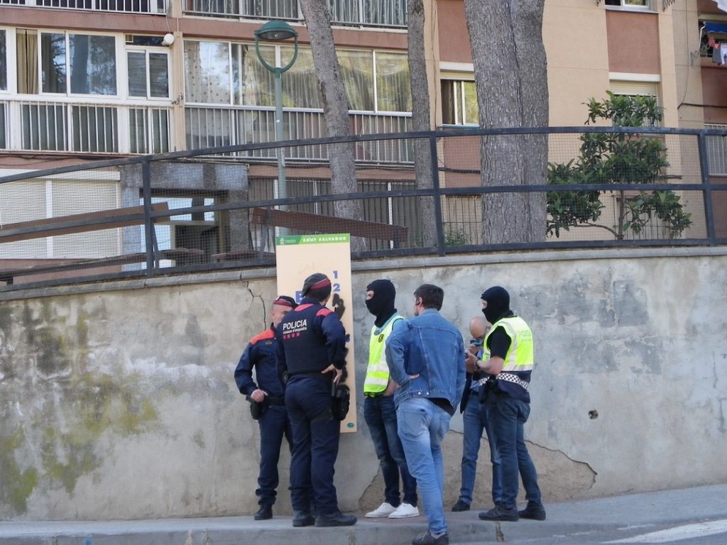 Agents dels Mossos d'Esquadra i de la Guàrdia Urbana davant del bloc 7 del barri Sant Salvador. Foto: Romà Rofes / Tarragona21.cat