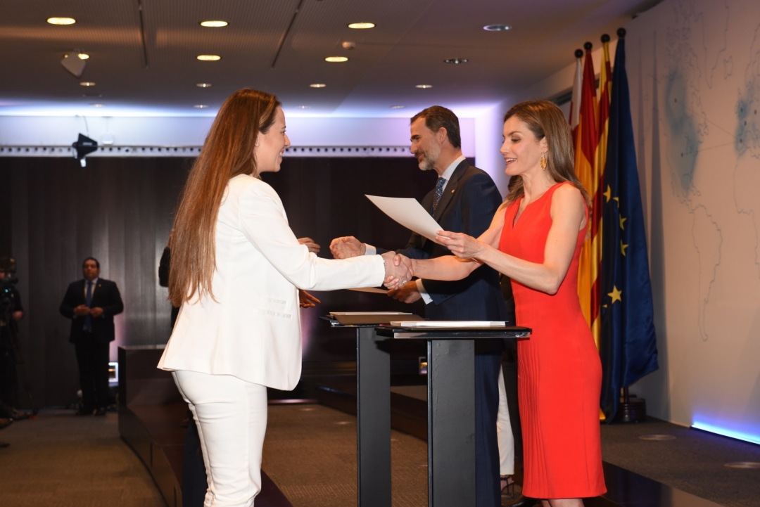 Irene Martí recollint el certificat de la beca. Foto: Cedida