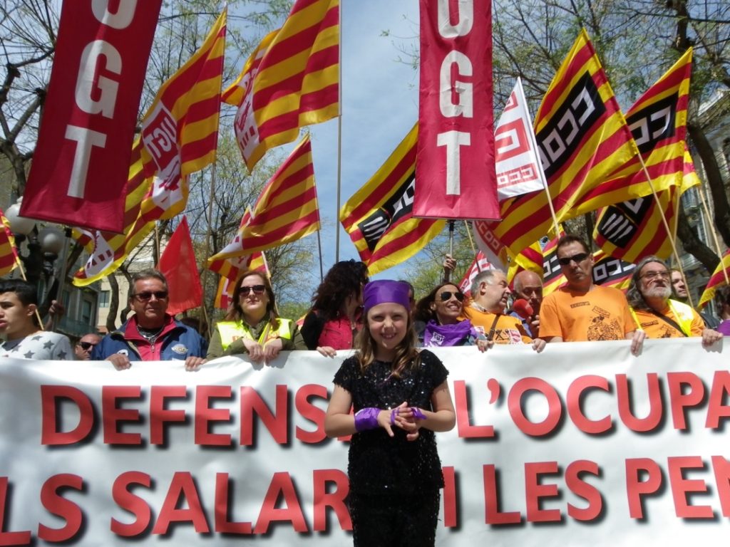 Una nena amb el mocador d'UGT, davant de la capçalera de la manifestació. Foto: Romà Rofes / Tarragona21.cat