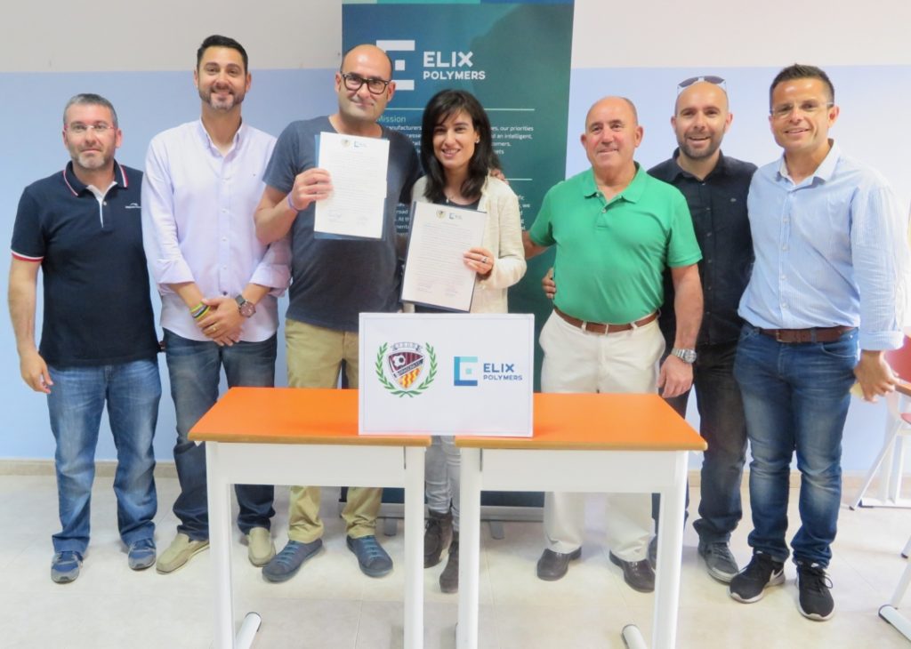 Representants del club i de l'empresa ELIX Polymers, després de la signatura de l'acord. Foto: Cedida