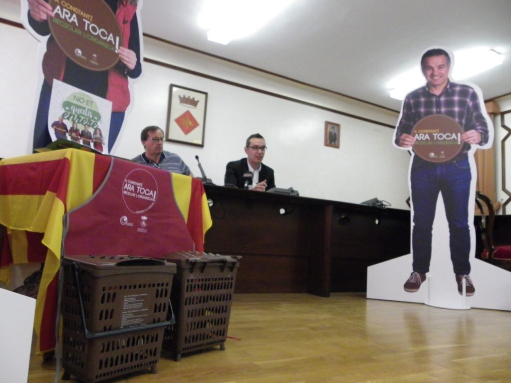 El regidor de Recollida Selectiva, Vicenç Maceira i l'alcalde de Constantí, Óscar Sánchez, presentant la campanya. Foto: Romà Rofes / Tarragona21.cat
