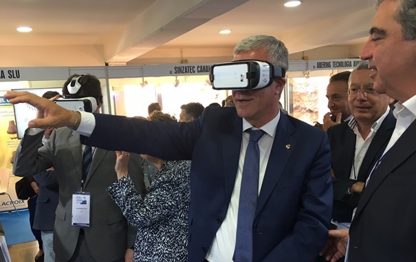 L'alcalde, Josep Fèlix Ballesteros, prova les ulleres de realitat virtual que expliquen què fa el CAT. Foto: Cedida