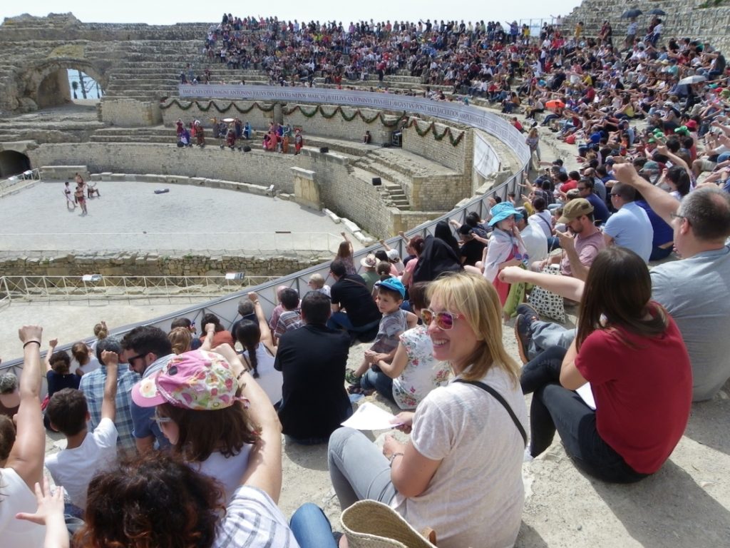 El públic ha omplert les grades de l'Amfiteatre romà de Tarragona. Foto: Romà Rofes / Tarragona21.cat