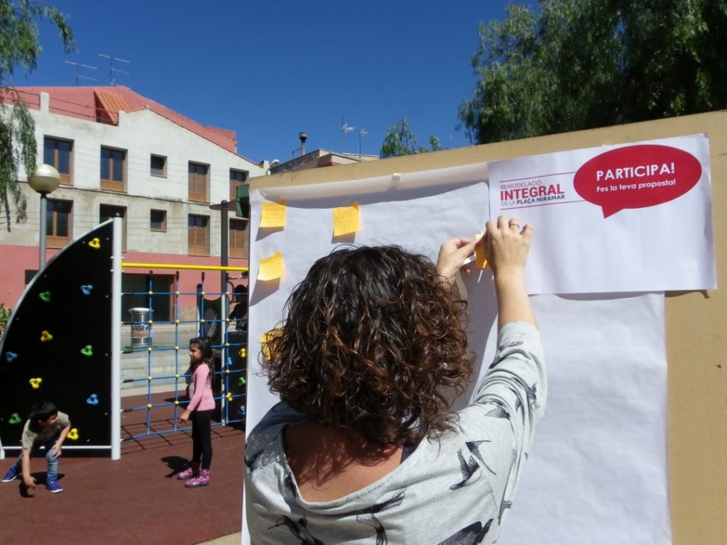 Les propostes s'han penjat en un plafó informatiu. Al fons a l'esquerra, la nova zona de jocs infantils. Foto: Romà Rofes / Tarragona21.cat