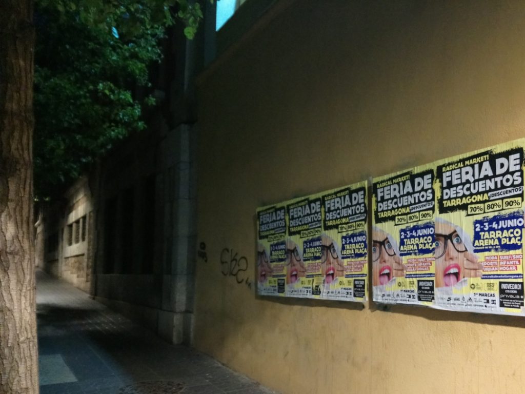 Els cartells, penjats a sobre dels plafons del carrer gasòmetre. Foto: Cedida