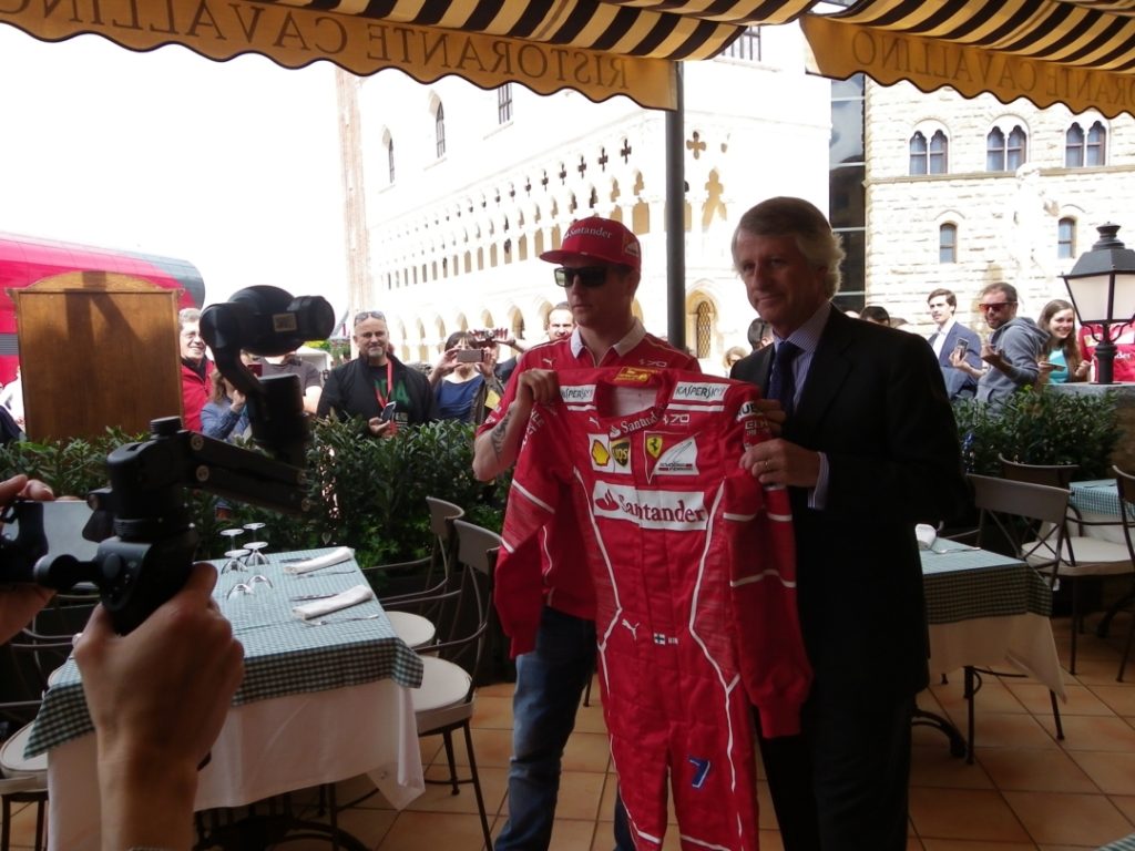 El pilot finlandès Räikkönen, a la terrassa del restaurant Cavallino. Foto: Romà Rofes / Tarragona21.cat