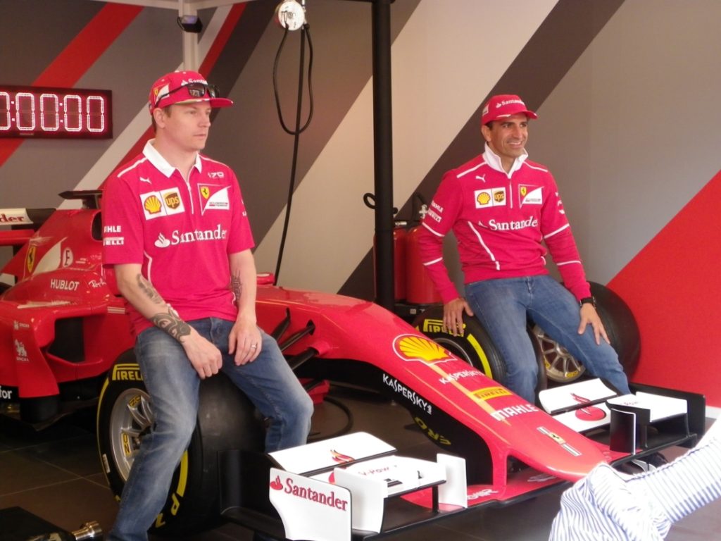Räikkönen i Gené, sobre el cotxe que s'utilitza per l'atracció Pit Stop Record. Foto: Romà Rofes / Tarragona21.cat