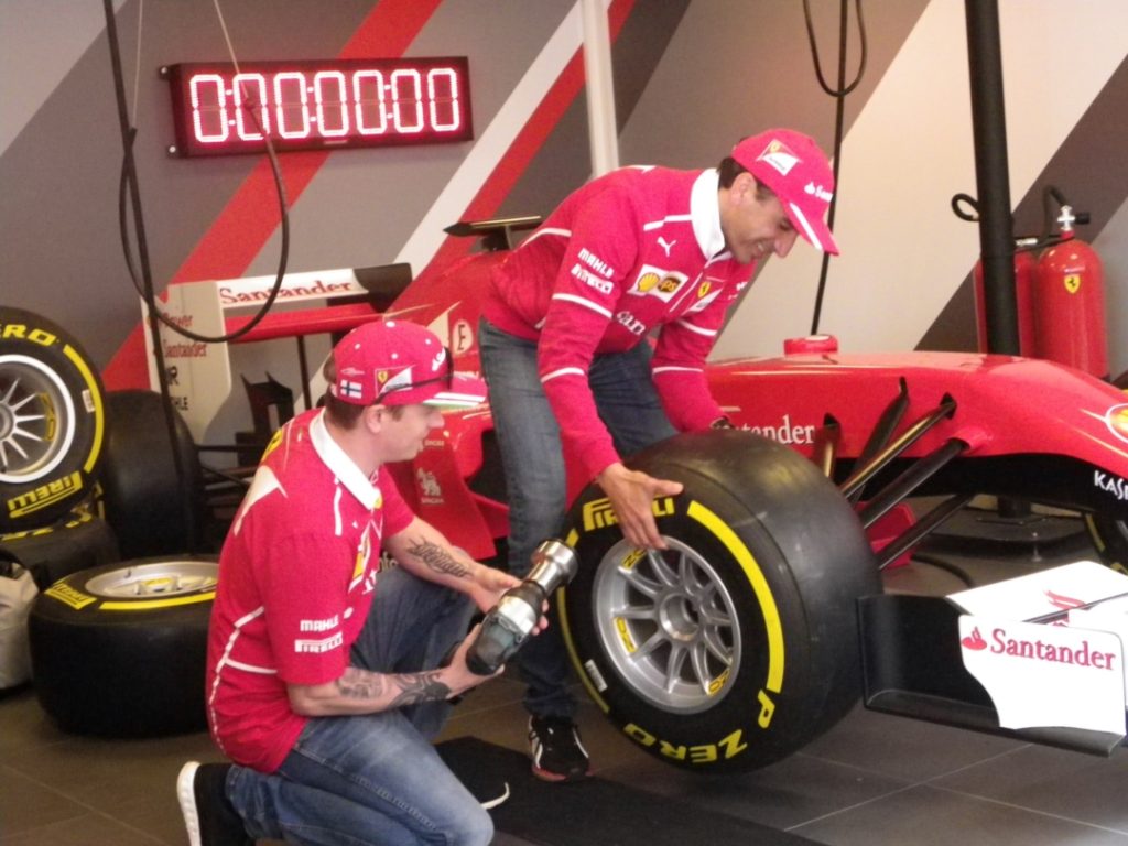 Räikkönen provant l'atracció Pit Stop Record amb Marc Gené. Foto: Romà Rofes / Tarragona21.cat
