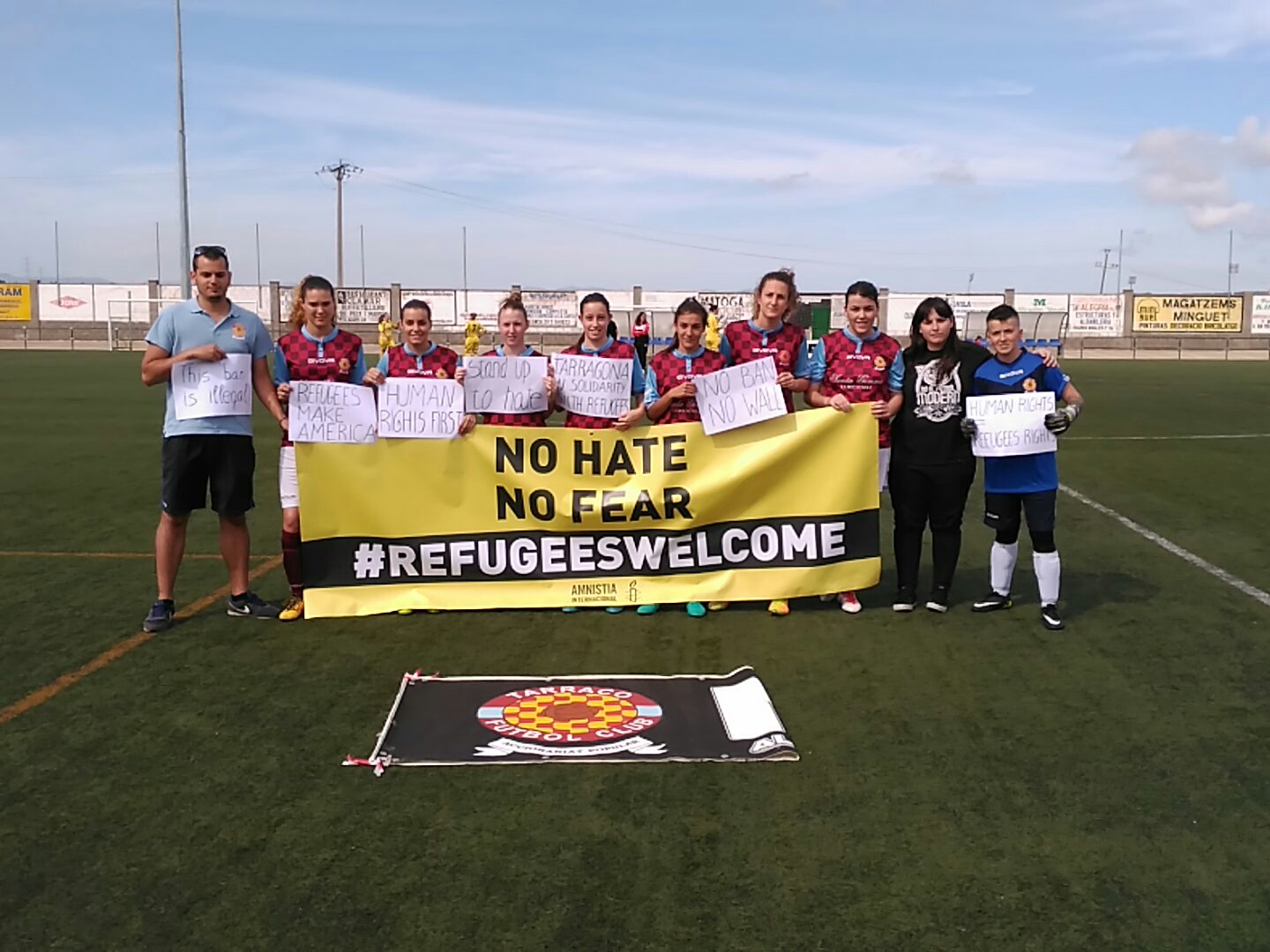 Les jugadores mostren una pancarta a favor dels refugiats, abans del partit. Foto: Cedida