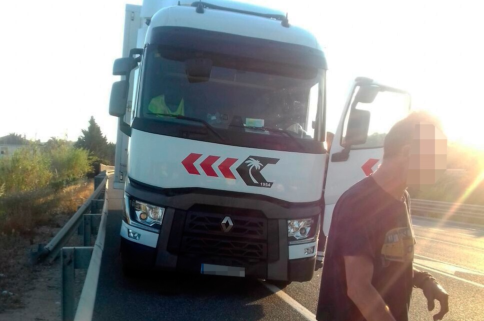 En primer pla, el camioner detingut. Foto: Mossos d'Esquadra
