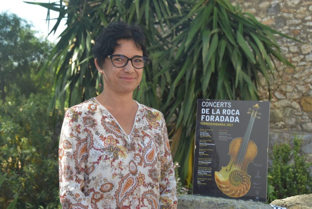 La regidora de Cultura, Núria Batet, amb el cartell del festival. Foto: Cedida