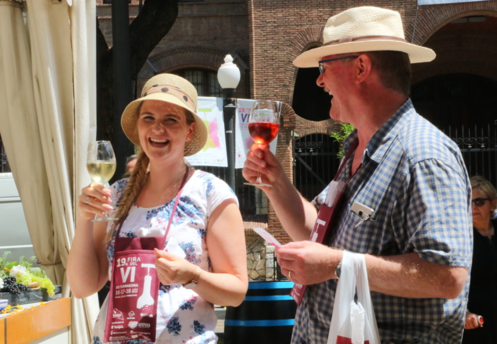 Dos visitants de la Fira del Vi beuen vi amb dues copes de la 19a edició. Foto: ACN
