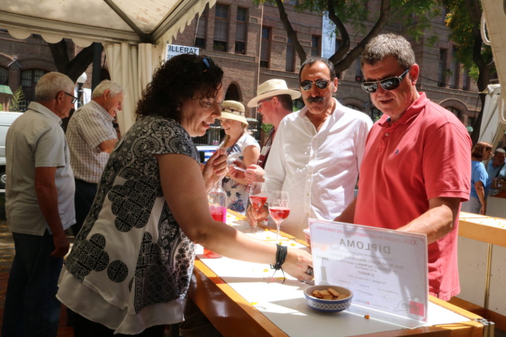 Un estand de la Fira del Vi de Tarragona, amb diversos consumidors al davant. Foto: ACN