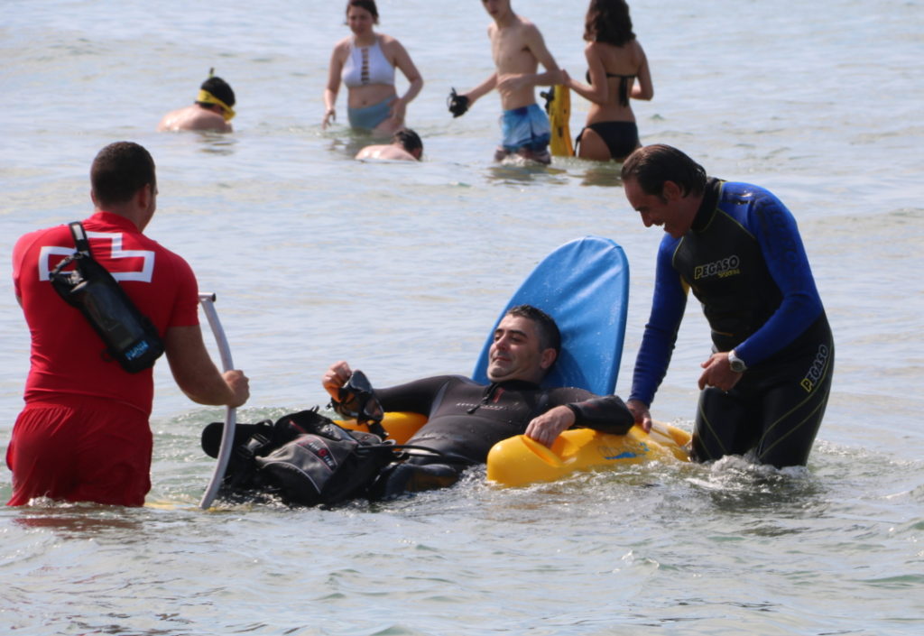 Un pacient amb discapacitat física participant al bateig de submarinisme. Foto: ACN