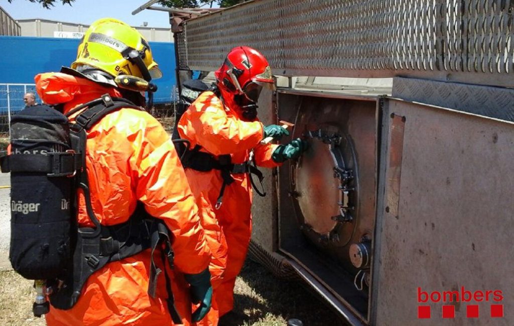 Els Bombers treballant en el camió sinistrat. Foto: Bombers